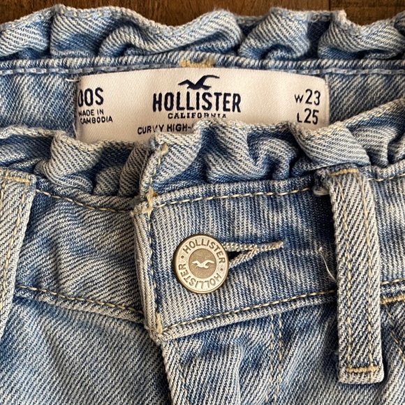 Hollister Light Wash Curvy High-Rise Mom Jeans - Picture 10 of 11